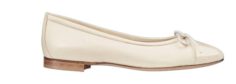 Eenvoudige crèmekleurige ballerina met strik, zijaanzicht.