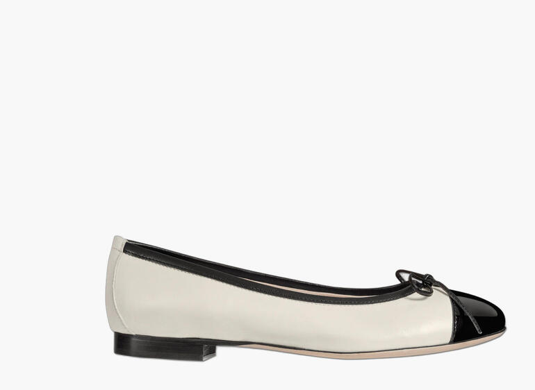 Ballerina in crème en lak-zwart met strik, zijaanzicht.