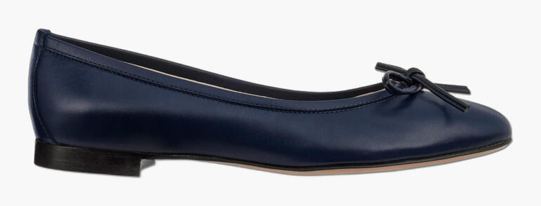 Navy ballerina met strik, zijaanzicht.