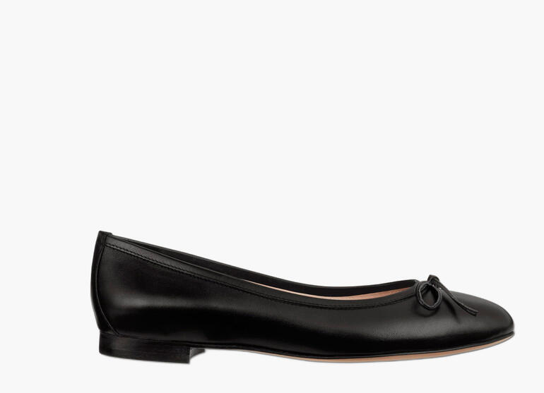 Zwarte ballerina met strik, zijaanzicht.