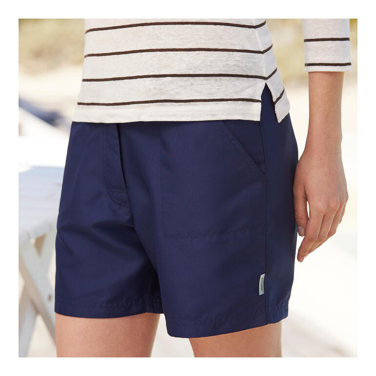 Close-up van donkerblauwe microfibre shorts aan een vrouw buiten.