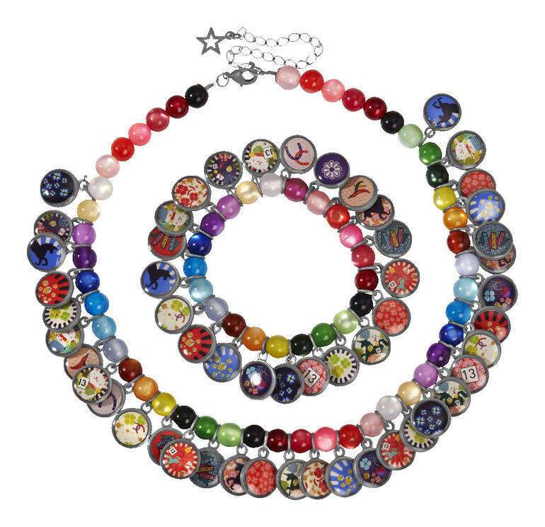 Kleurige etnische geluksarmbanden op een witte achtergrond.