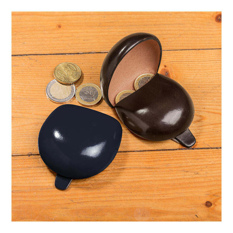 Twee ronde leren muntvasthouders in zwart en donkerbruin op houten achtergrond.