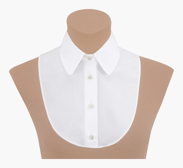 Witte blousekraag op een beige model met knopen aan de voorkant.