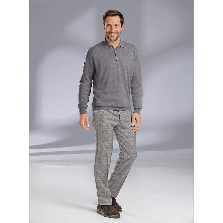 John Smedley 30-gauge-polo met lange mouwen, grijs Man in grijs John Smedley 30-Gauge langarm polo met gestreepte broek