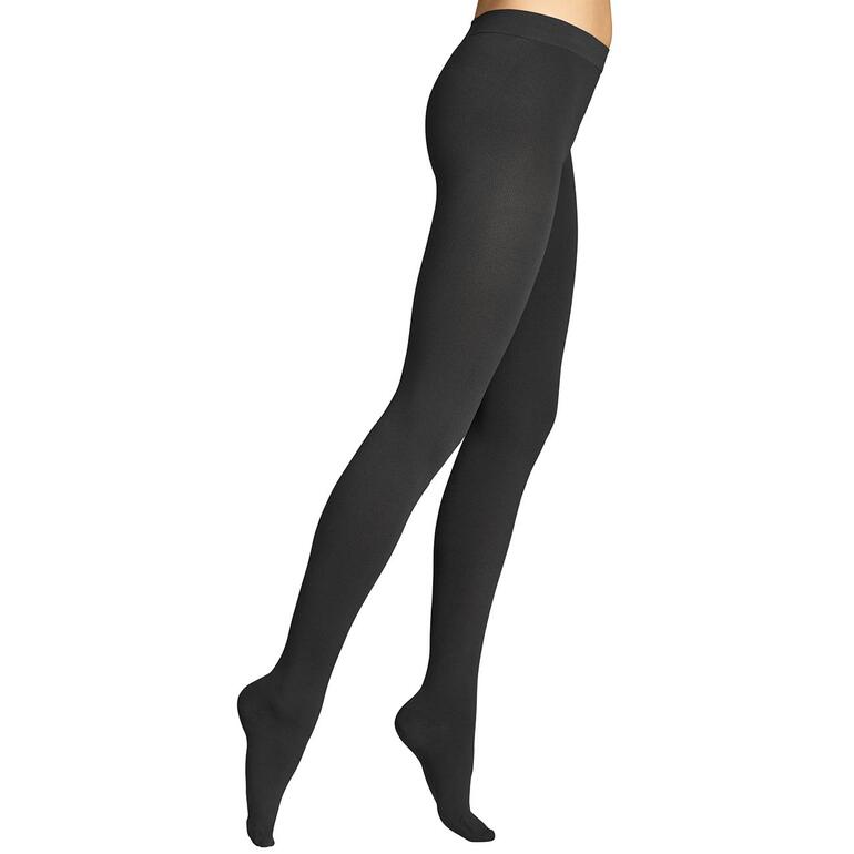 Vrouw draagt zwarte thermo-compressiekousen met een been in de lucht