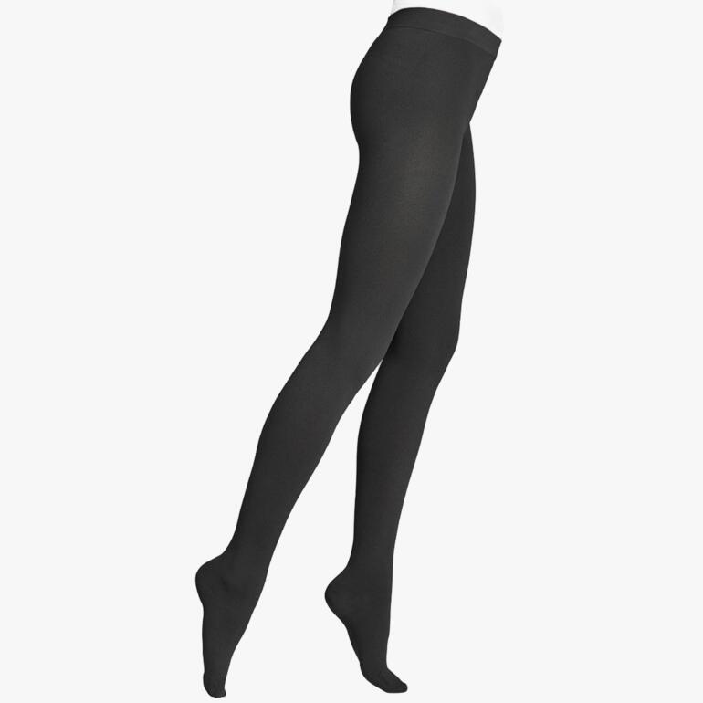 Vrouw draagt zwarte thermo-compressiekousen met een been in de lucht