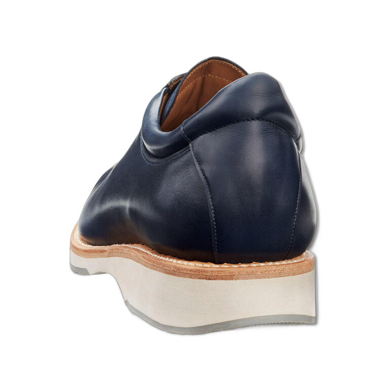 Donkerblauwe Cordwainer sneakers, achteraanzicht.