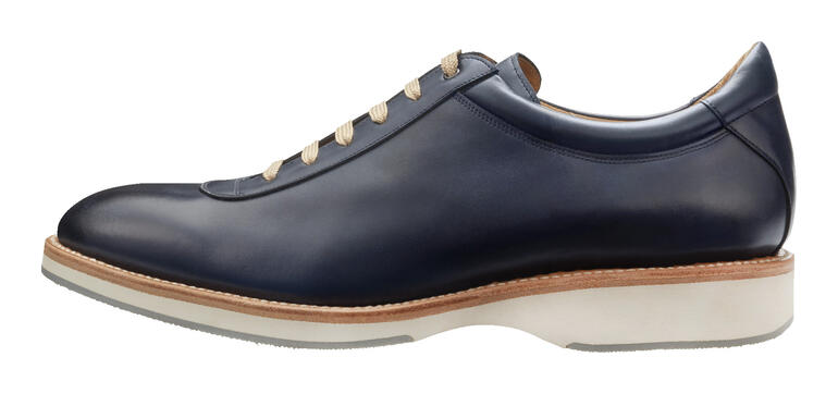 Donkerblauwe Cordwainer sneakers, zijaanzicht.