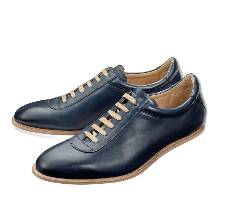 Donkerblauwe Cordwainer sneakers, detailweergave van bovenaf.