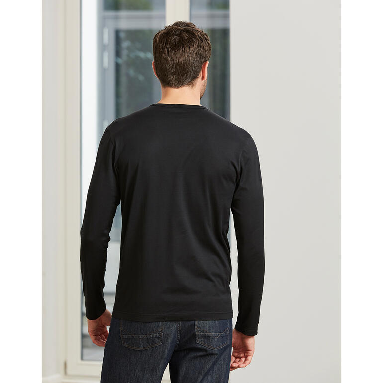 Man in zwart Sunspel-shirt van achteren, toont rugzicht.