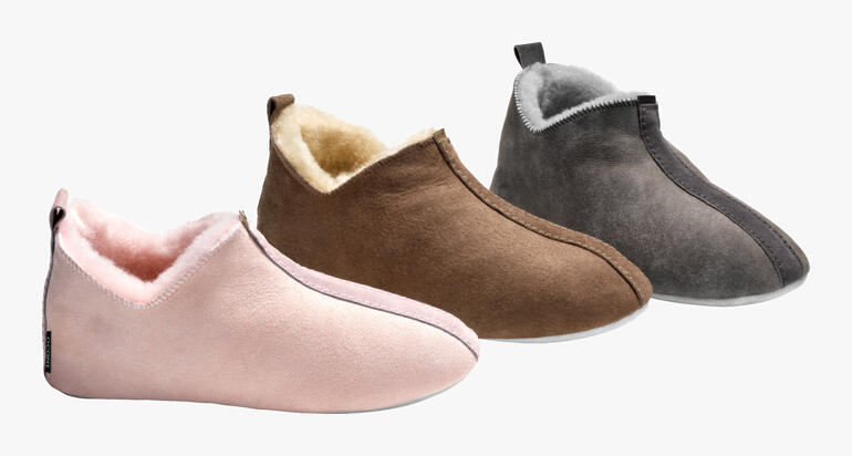 Drie paar lamsvacht slip-ons in verschillende kleuren: Roze, Bruin en Grijs.