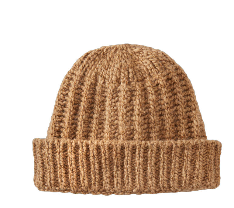 Beige kamelenhaar pet met geribbeld ontwerp en opgevouwen rand.