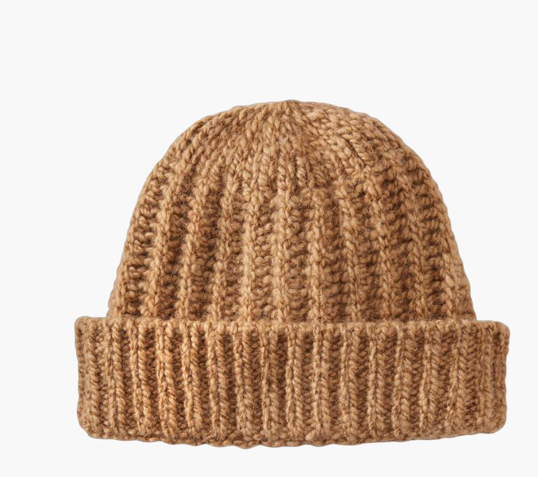 Beige kamelenhaar pet met geribbeld ontwerp en opgevouwen rand.