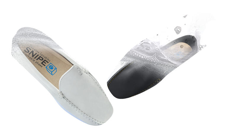 Twee paar slippers, een wit en een zwart, met bellen in het water.