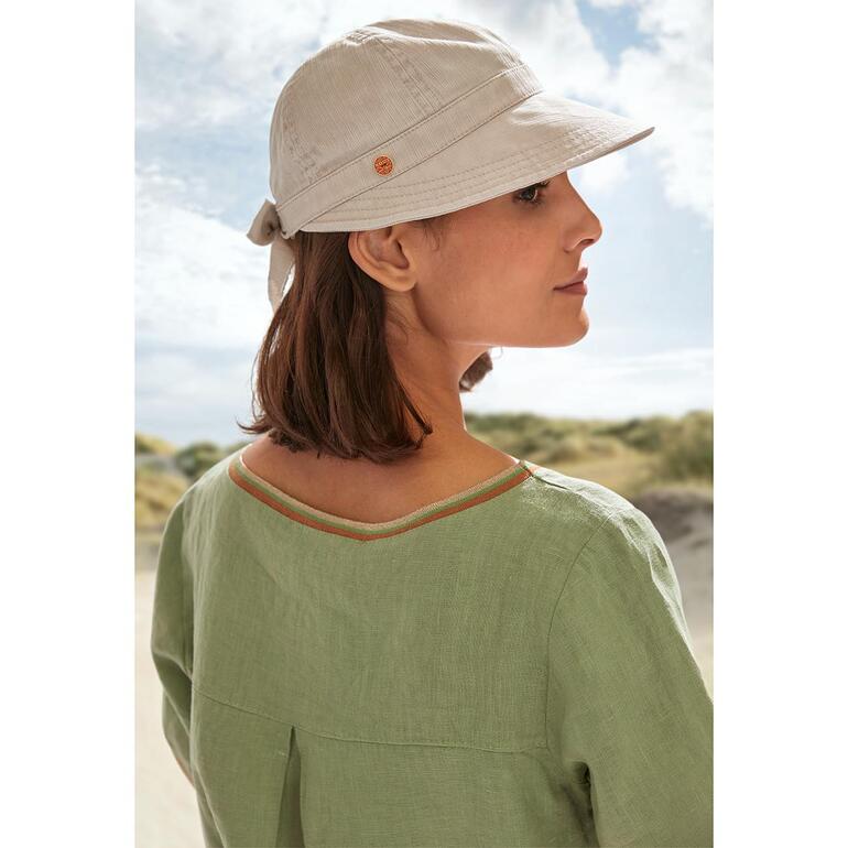 Vrouw met Mayser lady-cap, zijaanzicht op het strand