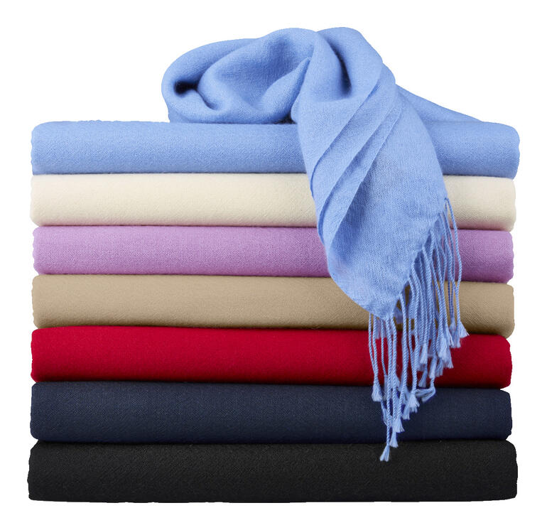 Kleurrijk gestapelde Pashmina-sjaals met een blauwe sjaal bovenop.