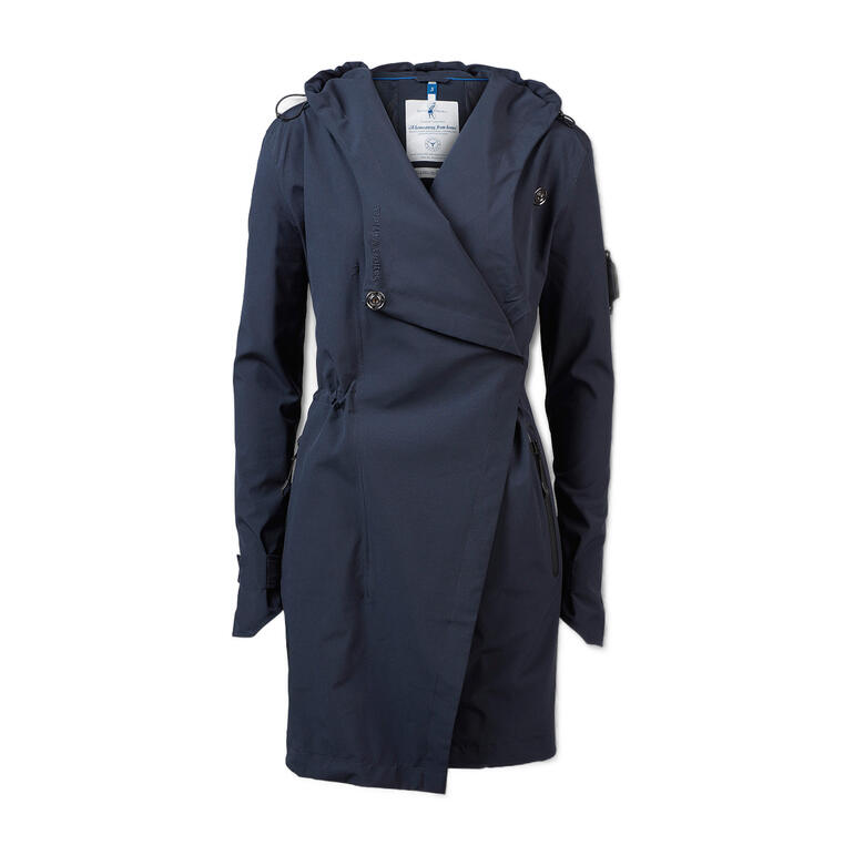 Marineblauwe softshell jas hangt aan een hanger met label.