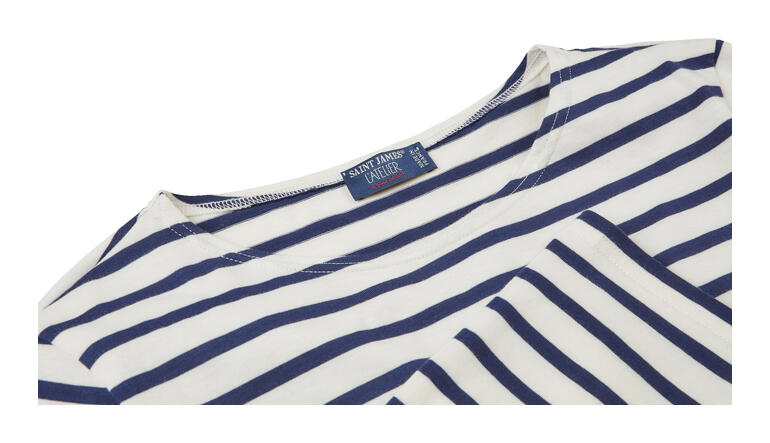 Close-up van de kraag van een heren Bretagne shirt met gestreept ontwerp.