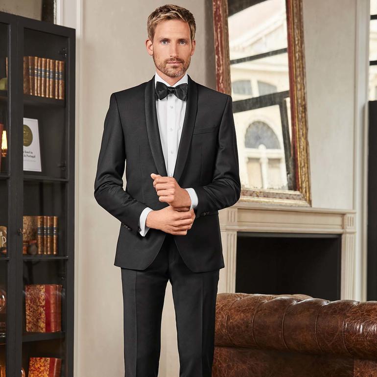 Man in smoking met vlinderdas in een elegante ruimte