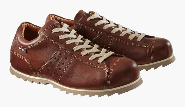 Twee bruine Snipe® Ripple leren sneakers met veters
