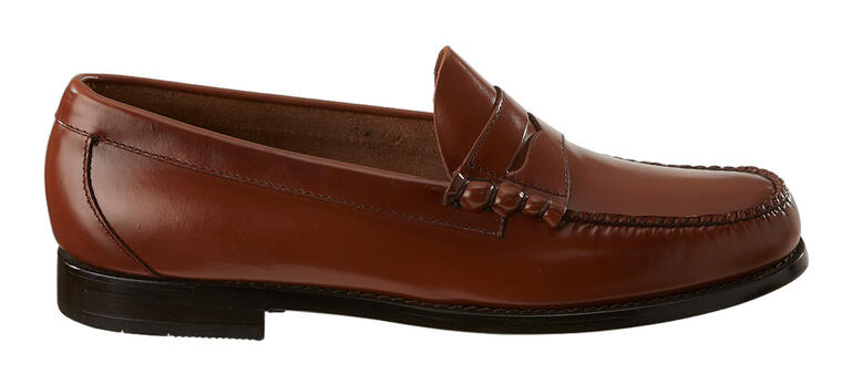 G.H. Bass pennyloafers ‘Weejunsʼ Zij-aanzicht van een bruine pennyloafer van G.H. Bass op een witte achtergrond.