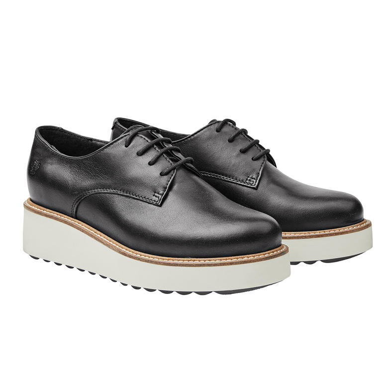 Zwarte Apple of Eden plateau-derbyschoenen op een witte achtergrond.