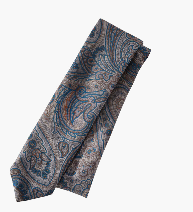 Paisley-stropdas in gedempte kleuren op een witte achtergrond, elegant gedrapeerd.