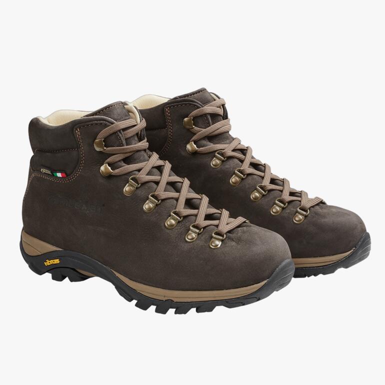 Twee Zamberlan® wandelschoenen in bruin staan naast elkaar.