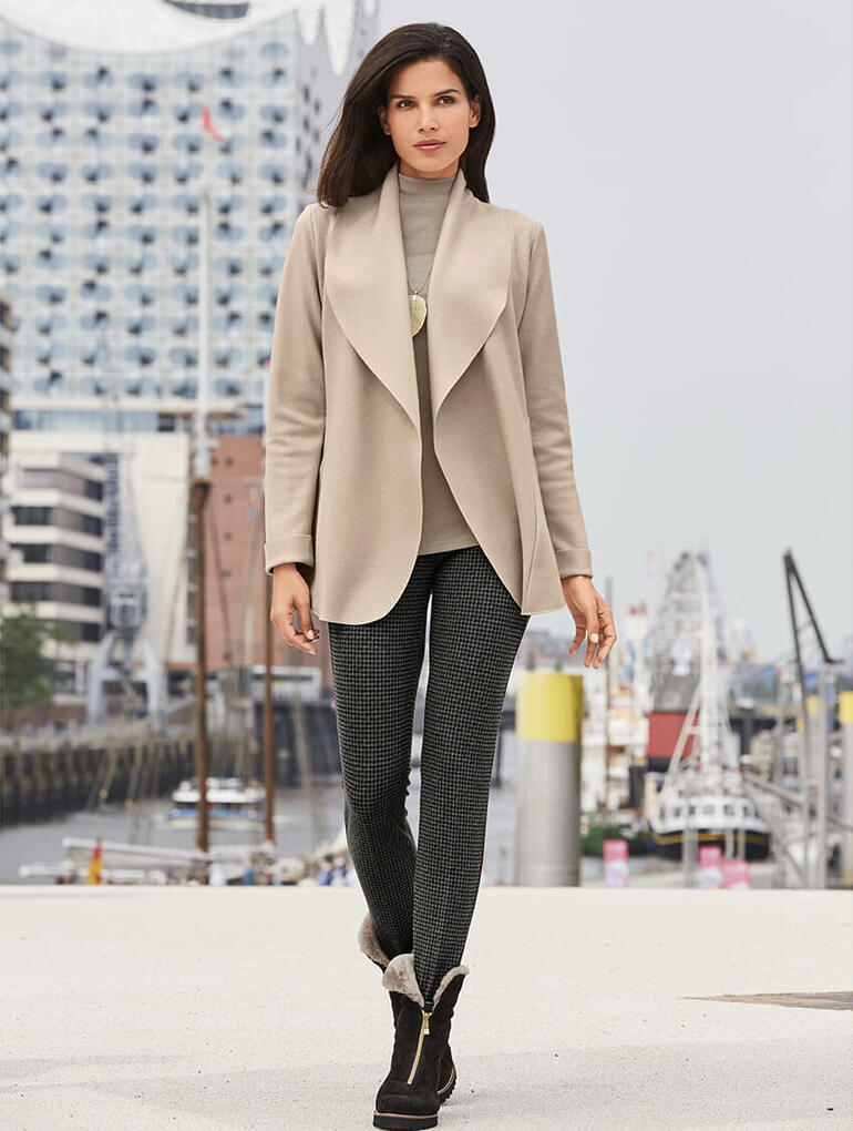 Brax broek met voetbandjes ʽpied-de-pouleʼ Beige wandelblazer in een stedelijke omgeving