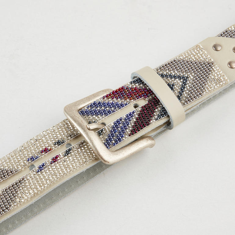 offwhite/blauw Etnisch parelgürtel van Smitten met kleurrijk patroon en gesp.