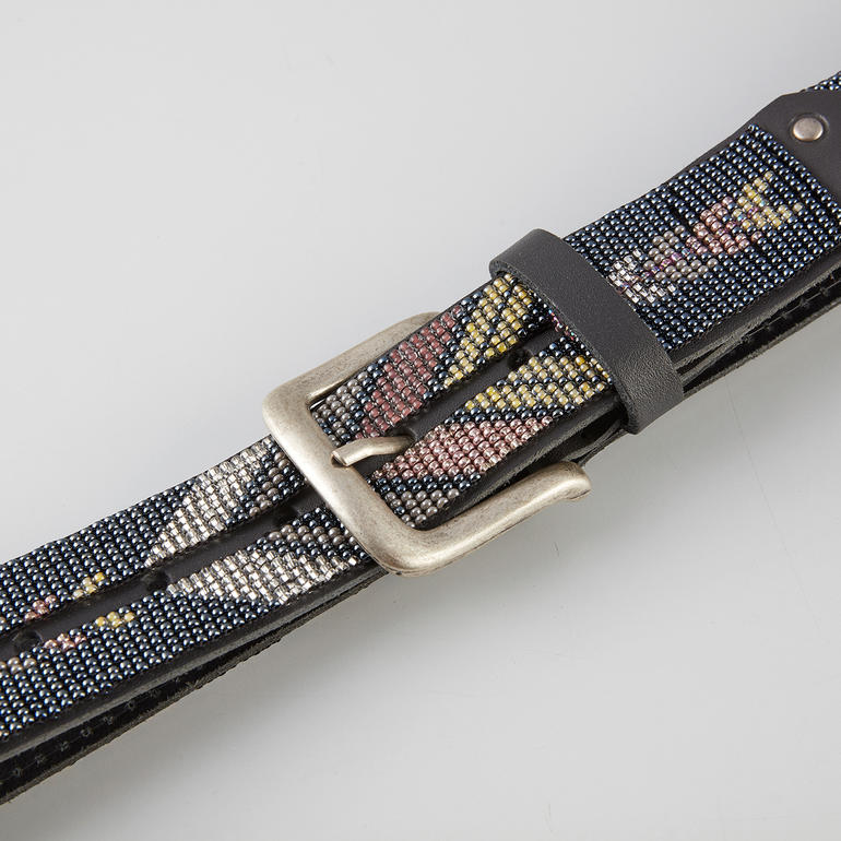 Detailopname van de etnische parelgürtel van Smitten met gesp.