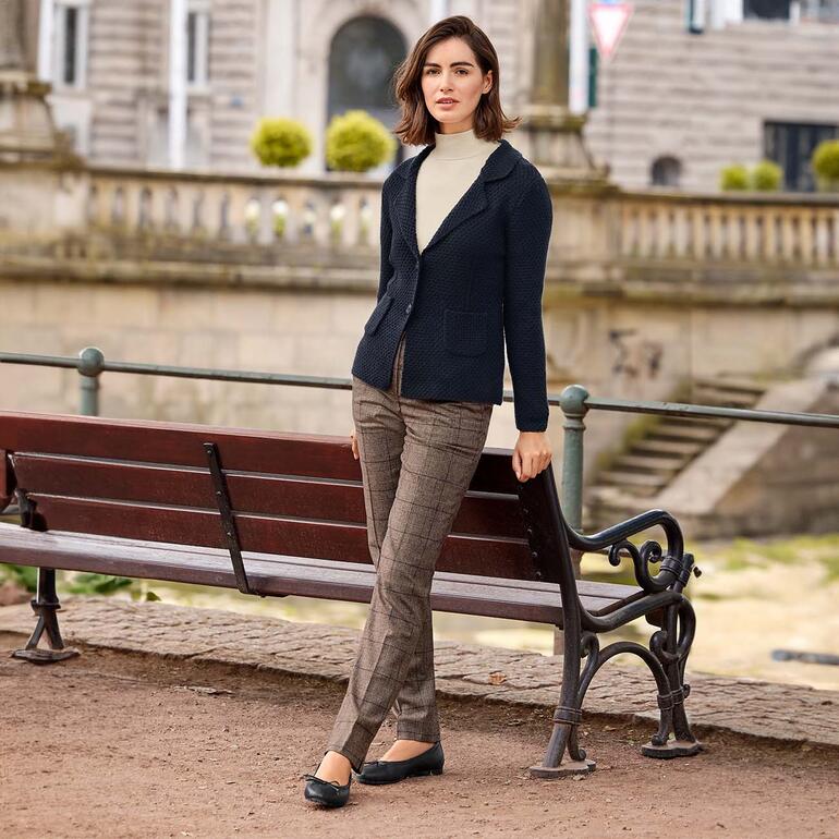 Carbery gebreide brickwork-blazer Vrouw in blazer zit op een bankje in de stad.