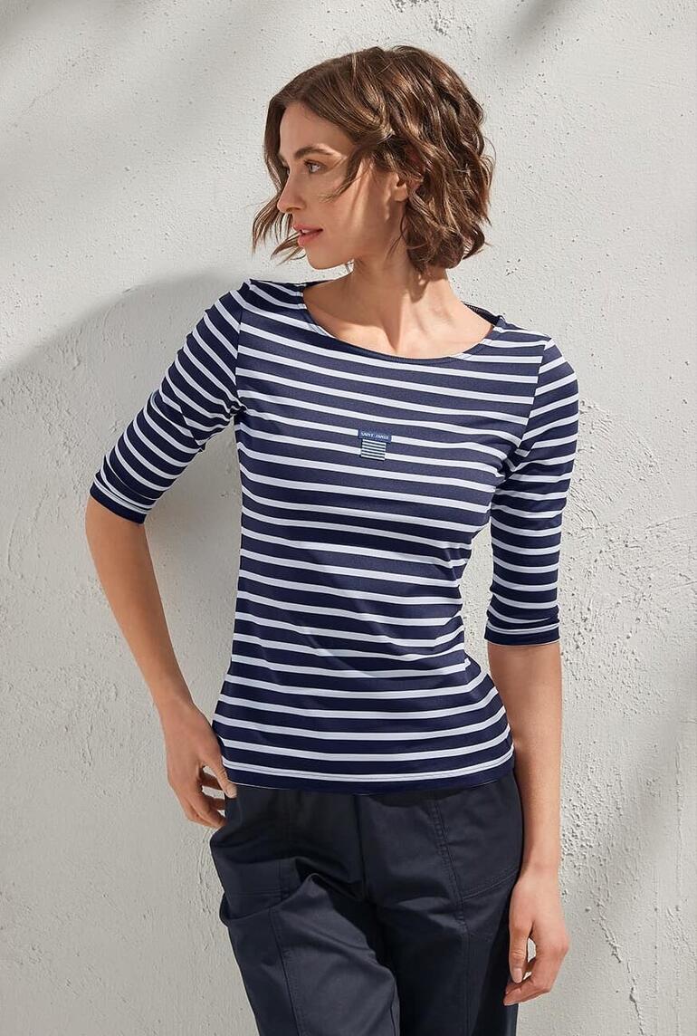 navy/wit Gestreept shirt in marineblau met witte strepen en lange mouwen.