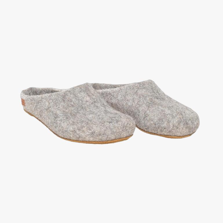 Twee grijze Magicfelt alpaka pantoffels naast elkaar