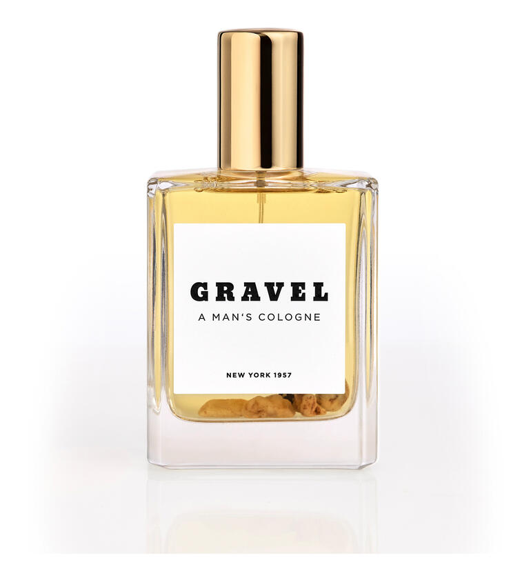 Gravel Eau de Parfum Spray met gouden dop op een witte achtergrond