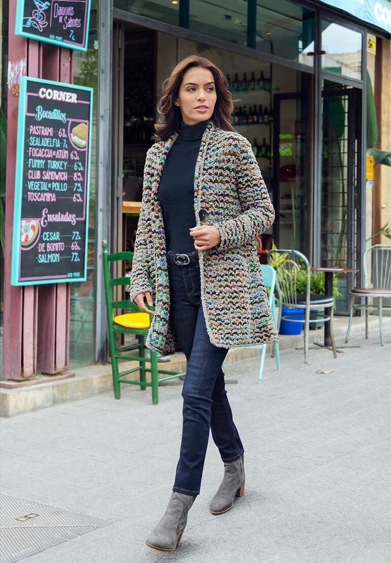 Kero Design handgebreid lange vest Multicolour Vrouw in een kleurrijke handgeweven lange cardigan op straat