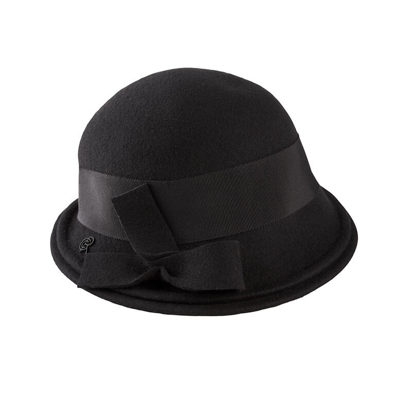 Zwarte fleece cloche met satijnen band en strik.