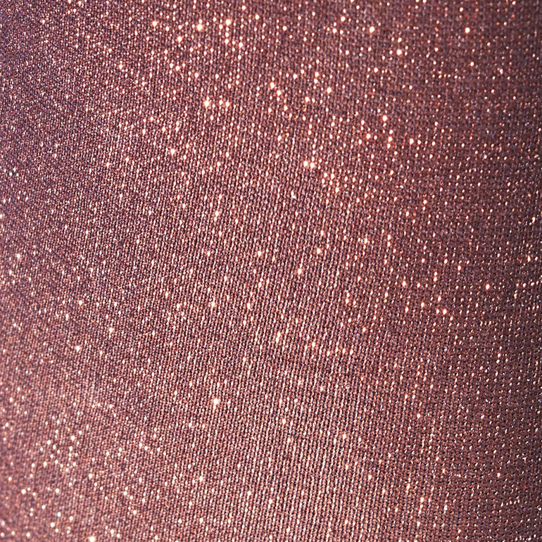 Close-up van bronzen glitterpanty op een lichte achtergrond