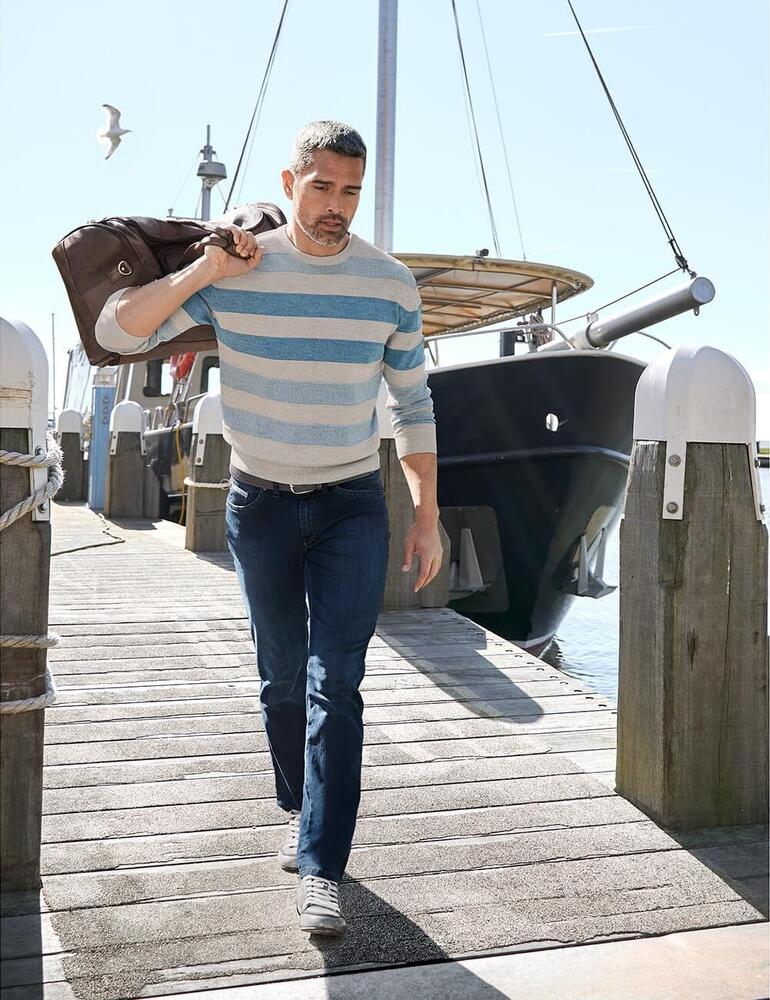 Stereo-System®-trui met strepen Tom Ripley gestreepte trui in maritieme omgeving met tas en jeans.
