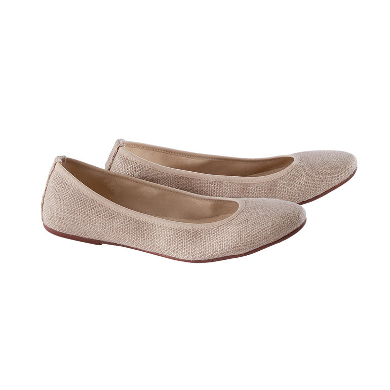 Twee lichtbeige hennep ballerina's op een witte achtergrond