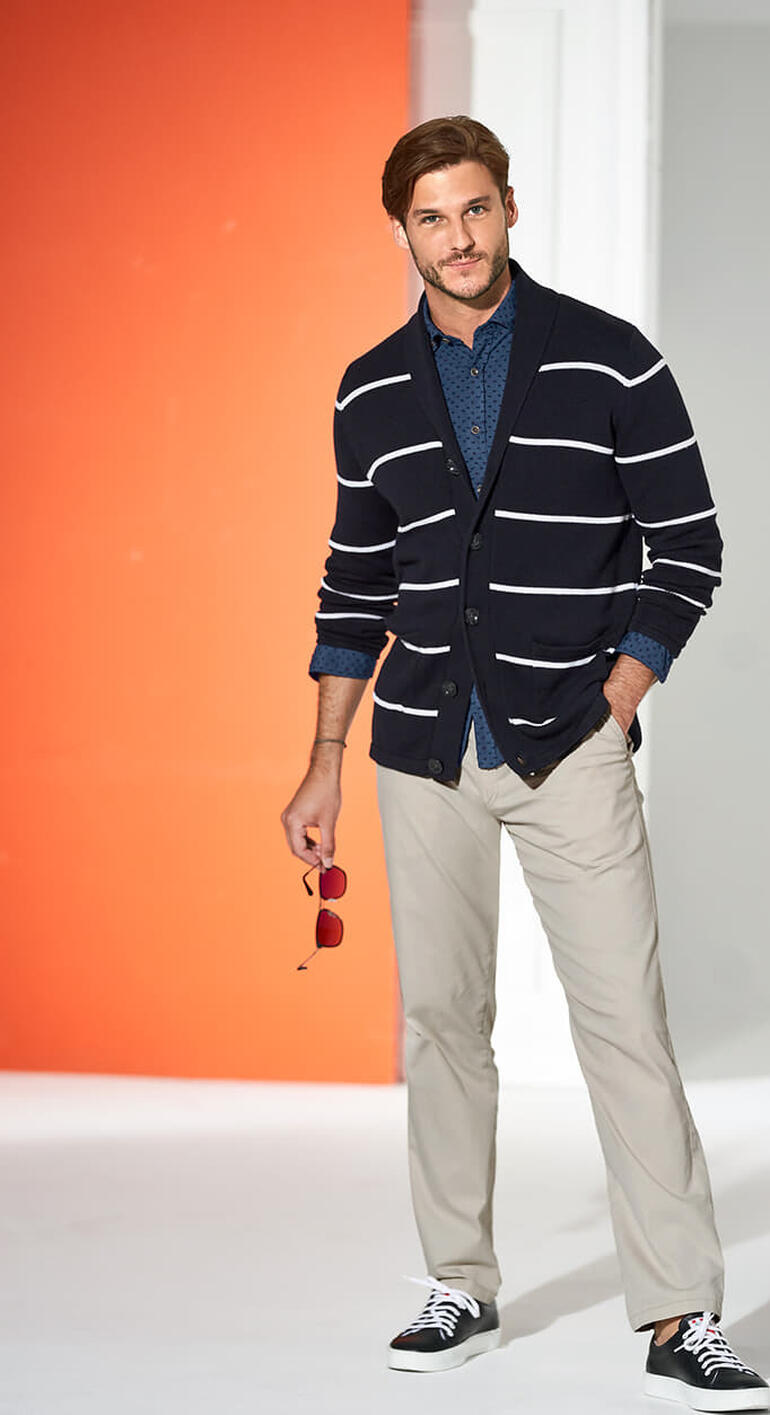 Man in maritieme cardigan met strepen, casual gekleed.