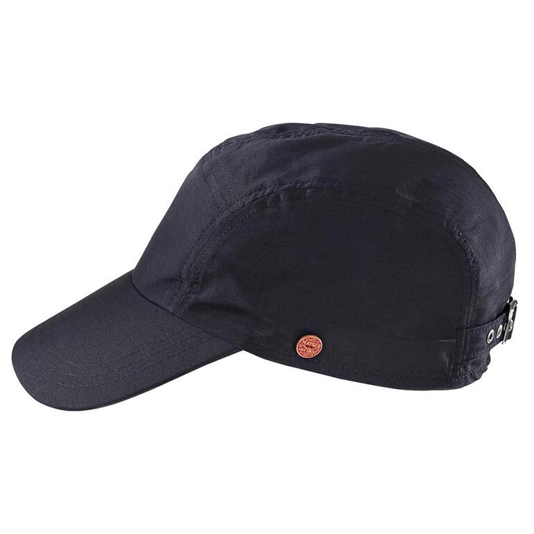 Zwarte baseballcap, zijaanzicht op een eenvoudige achtergrond.