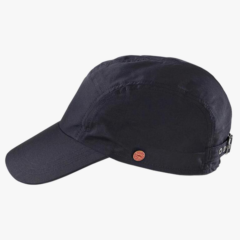 Zwarte baseballcap, zijaanzicht op een eenvoudige achtergrond.