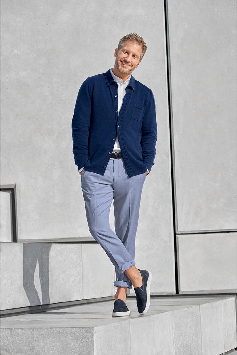 Hiltl oxford-broek Man in marineblau fine knit overhemd met zak staat op trappen