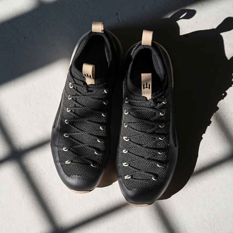 Verschillende hoeken van de Naglev Men’s Lifetime sneakers in donkere kleur.