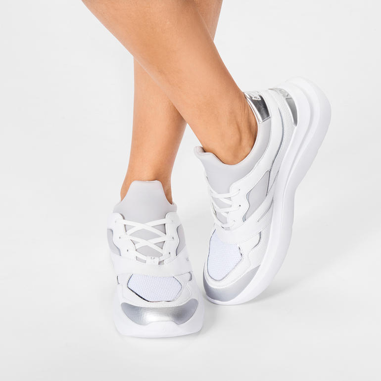 Sneaker in wit en zilver met een elegante silhouet.