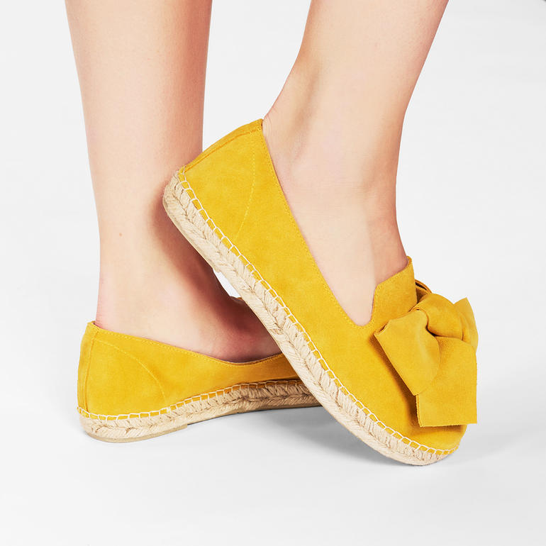 kerrie Gele Macarena® espadrilles met strikdetail.