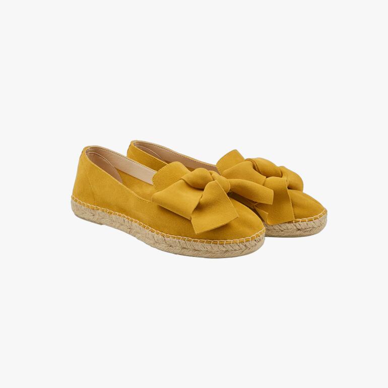 Twee gele Macarena® espadrilles naast elkaar.