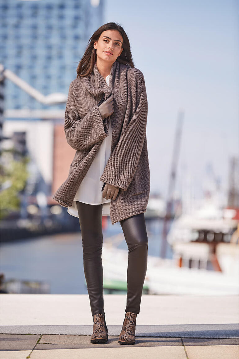 Depeche Stretchleren legging Vrouw in Depeche stretchleren leggings met een cardigan.